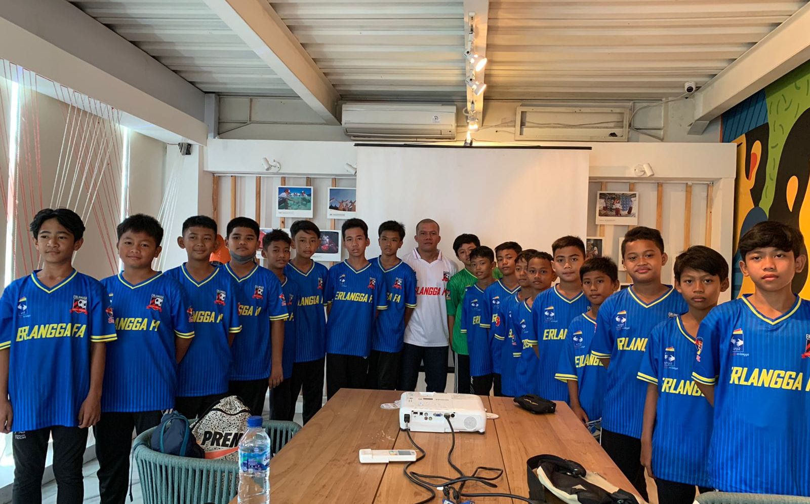 Para pemain Erlangga setelah mendapatkan kelas materi terkait attitude pesepak bola muda.