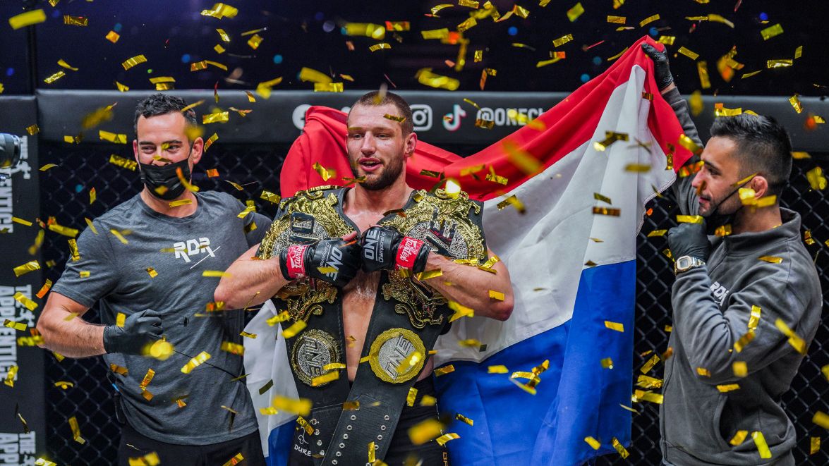 Reinier de Ridder sukses mempertahankan gelar juara dunia ONE Middleweight usai menang Submission atas Kiamrian Abbasov pada laga ONE FULL CIRCLE di Singapore Indoor Stadium, Jumat (25/2/2022).