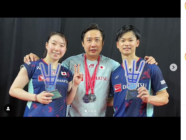 Potret (ki-ka) Arisa Higashino, pelatih Jeremy Gan, dan Yuta Watanabe setelah menjadi runner-up Indonesia Open 2022 pada Minggu (19/6/2022).