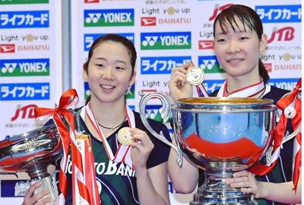 Pasangan Mayu Matsumoto (kanan)/Wakana Nagahara ketika menjuarai turnamen nasional Jepang tahun 2019.