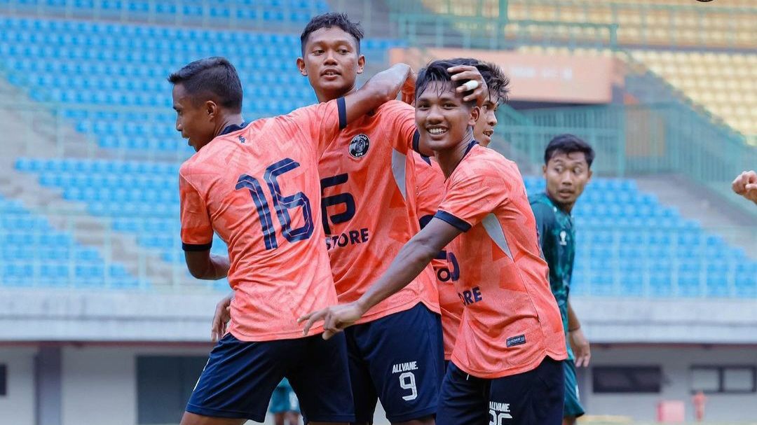 Dwi Raffi Angga (tengah) seusai menciptakan gol ke gawang Sriwijaya FC, dalam laga uji coba yang digelar di Stadion Patriot Candrabhaga, 11 Agustus 2022.