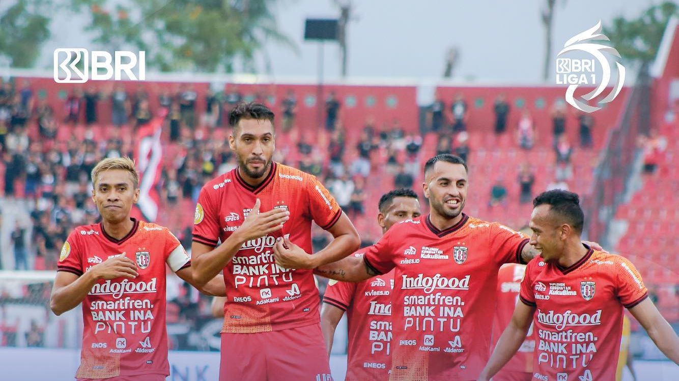 Empat pemain Bali United yaitu kapten Fadil Sausu, Willian Pacheco, Brwa Nouri, dan Irfan Jaya (dari kiri ke kanan) merayakan kemenangan timnya atas Persik Kediri dalam laga pekan ketujuh Liga 1 2022-2023, 27 Agustus 2022.