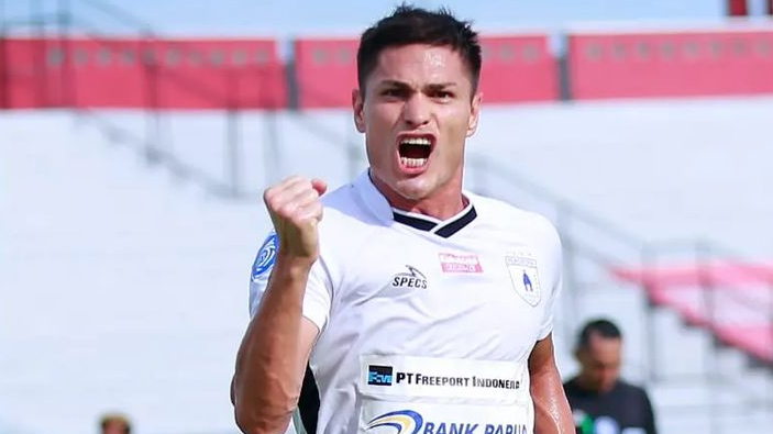 Ramiro Fergonzi saat merayakan golnya untuk Persipura ke gawang Bhayangkara FC di pekan ke-31 Liga 1 2021-2022, Maret 2022