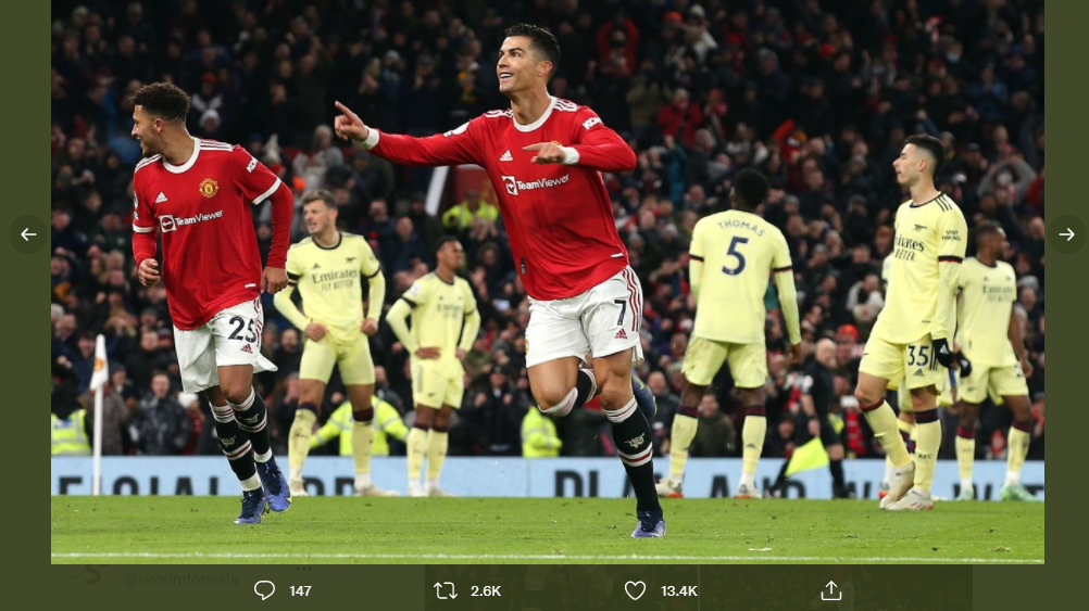 Penyerang Manchester United, Cristiano Ronaldo merayakan golnya ke gawang Arsenal.
