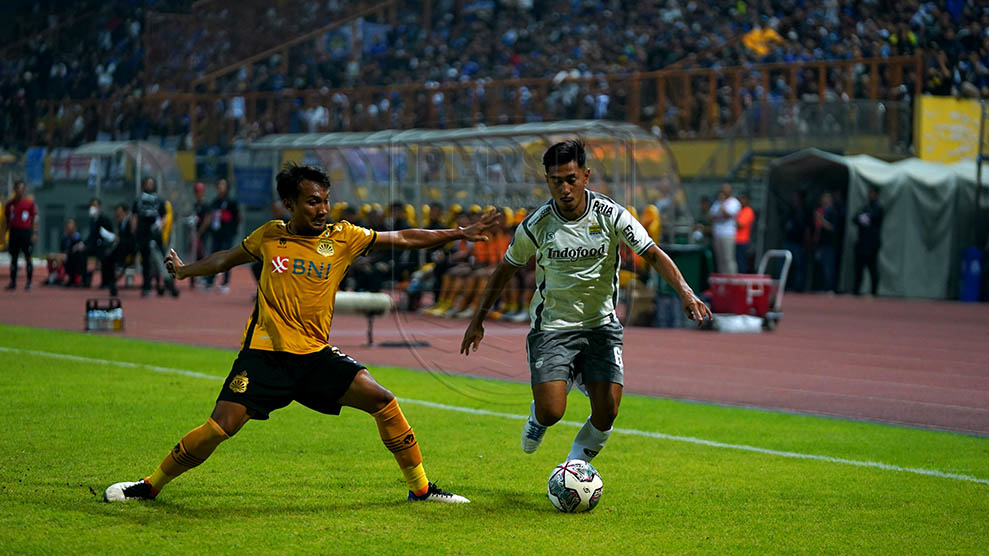 Pemain asing Persib Bandung, Daisuke Sato (kanan), saat mendapat pengawalan dari gelandang Bhayangkara FC, Muhamad Hargianto, pada laga pekan pertama Liga 1 2022-2023 di Stadion Wibawa Mukti, Cikarang, 24 Juli 2022.