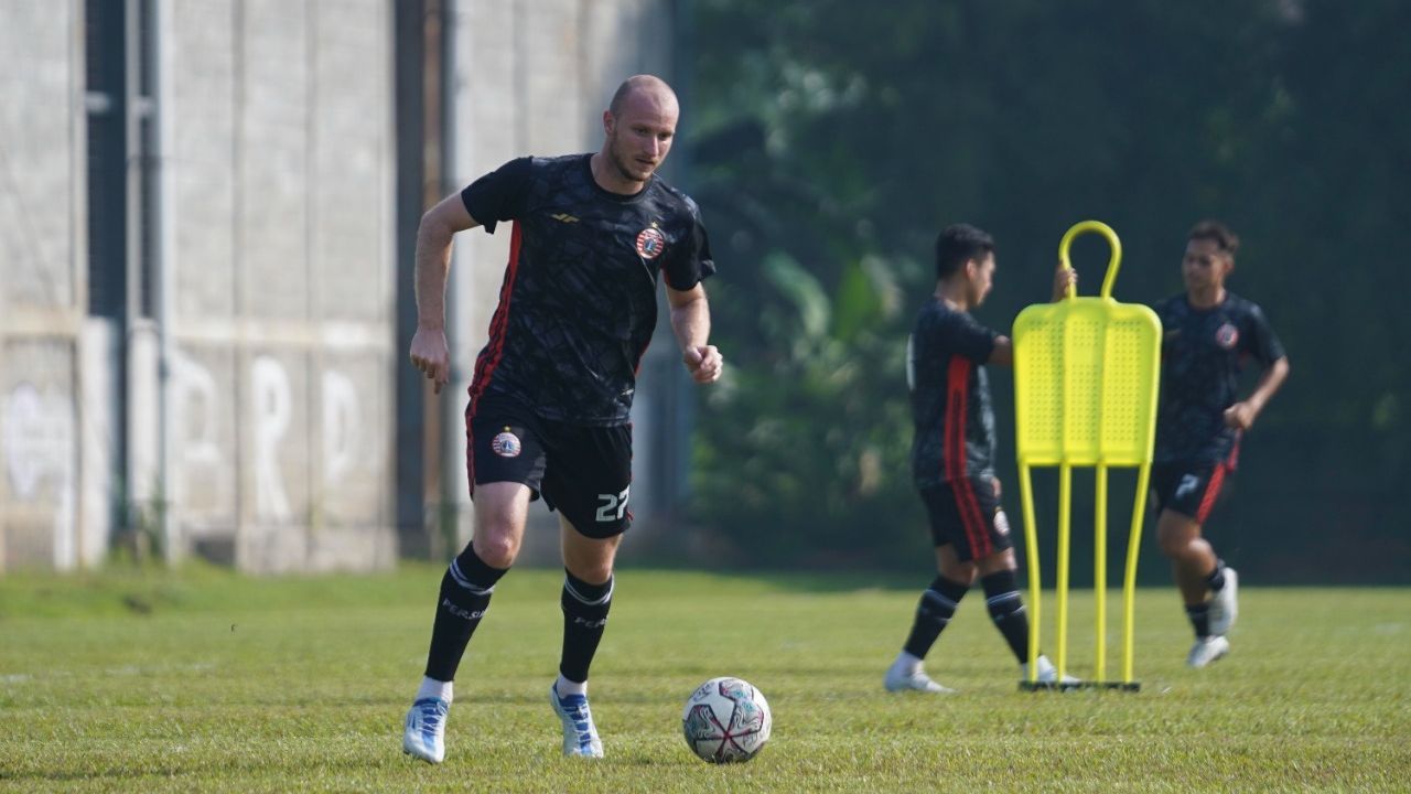 Pemain asing Persija Jakarta, Michael Krmencik, menjalani latihan persiapan Liga 1 2022-2023, Juli 2022.