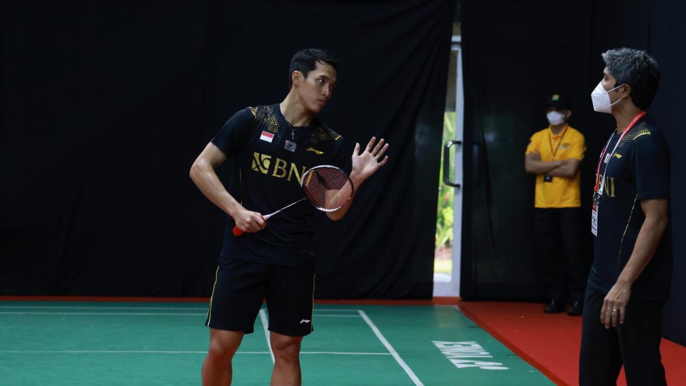 Jonatan Christie berdiskusi dengan asisten pelatih tunggal putra Indonesia, Irwansyah, dalam sesi latihan jelang tampil di Indonesia Masters 2021 di Bali.