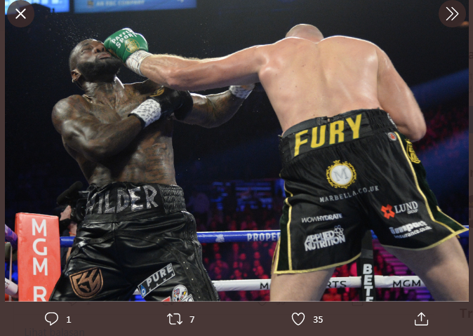 Deontay Wilder (kiri) mendapatkan pukulan dari Tyson Fury pada duel kedua di MGM Grand Garden Arena, Paradise, Nevada, AS pada 22 Februari 2020.  Dalam duel tersebut, Fury menang TKO pada ronde ketujuh sekaligus merebut sabuk juara dunia kelas berat WBC.