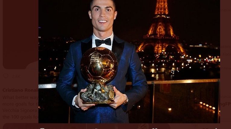 Cristiano Ronaldo dengan trofi Ballon d'Or yang pernah diraihnya.