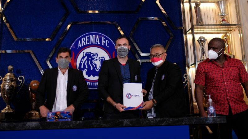 Pemain anyar Arema FC, Sergio Silva (dua dari kiri) menunjukkan kontrak yang telah ditandatanganinya.
