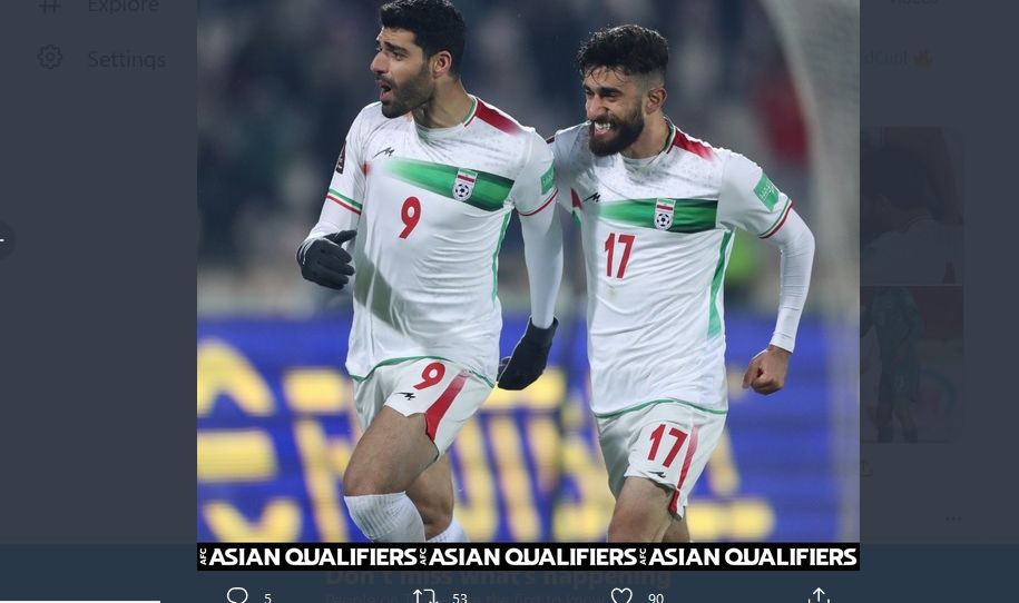 Bintang timnas Iran, Mehdi Taremi (kiri), merayakan gol dengan rekan setimnya saat lawan Irak, Kamis (27/1/2022).