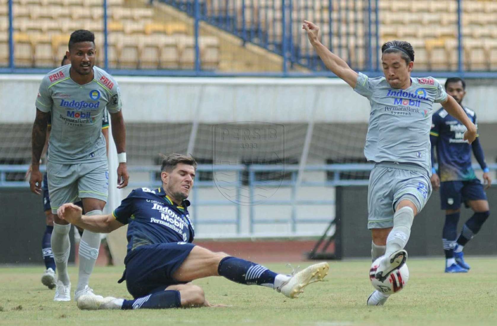 Nick Kuipers (depan) saat menghalau serangan Kim Kurniawan dalam laga internal Persib di Stadion Gelora Bandung Lautan Api, Sabtu, 10 Oktober 2020.