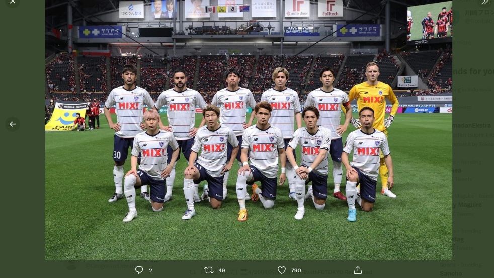 Kiper FC Tokyo, Jakub Slowik (kanan), saat melakukan sesi foto sebelum pertandingan.