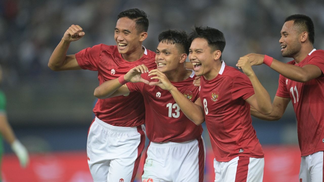 Pemain timnas Indonesia, Rachmat Irianto (13) merayakan gol ke gawang Kuwait bersama Rizky Ridho (kiri), Witan Sulaeman, dan Saddil Ramdani dalam laga pertama Grup A putaran ketiga Kualifikasi Piala Asia 2023 di Kuwait City, 8 Juni 2022.