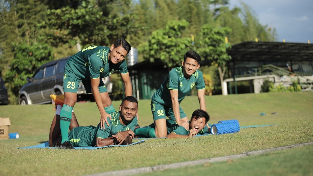 Para pemain PSS Sleman menjalani sesi latihan untuk bersiap menatap laga leg kedua semifinal Piala Presiden 2022 melawan Borneo FC.
