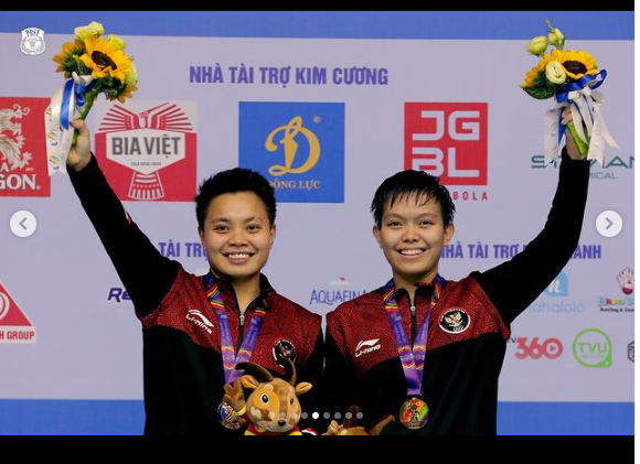 Pasangan Apriyani Rahayu (kiri)/Siti Fadia Silva Ramadhanti meraih medali emas ganda putri SEA Games 2021 di Vietnam pada Minggu (22/5/2022).