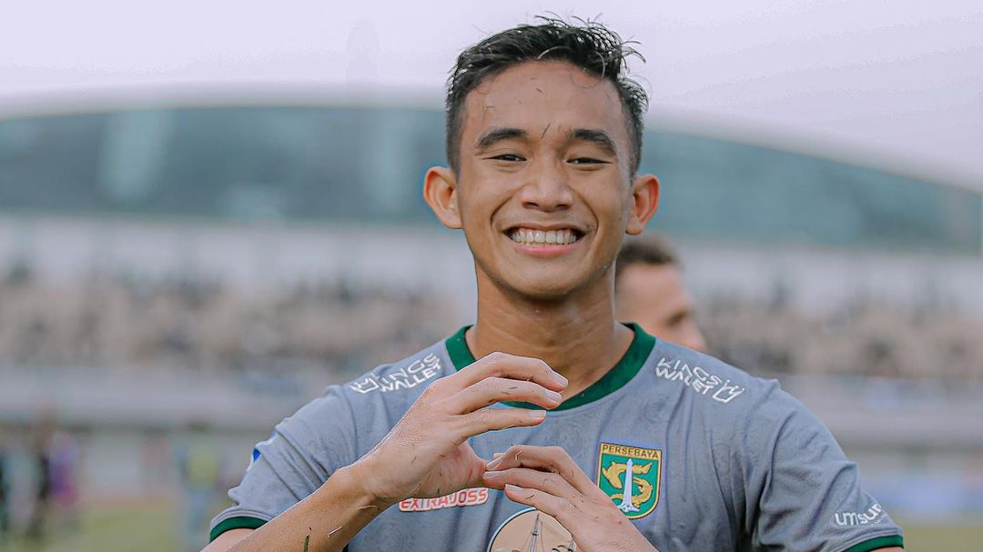 Rizky Ridho merayakan golnya untuk Persebaya Surabaya saat tandang melawan Persita Tangerang pada Liga 1 2022-2023 di Stadion Indomilk Arena, Tangerang, 18 Januari 2023.