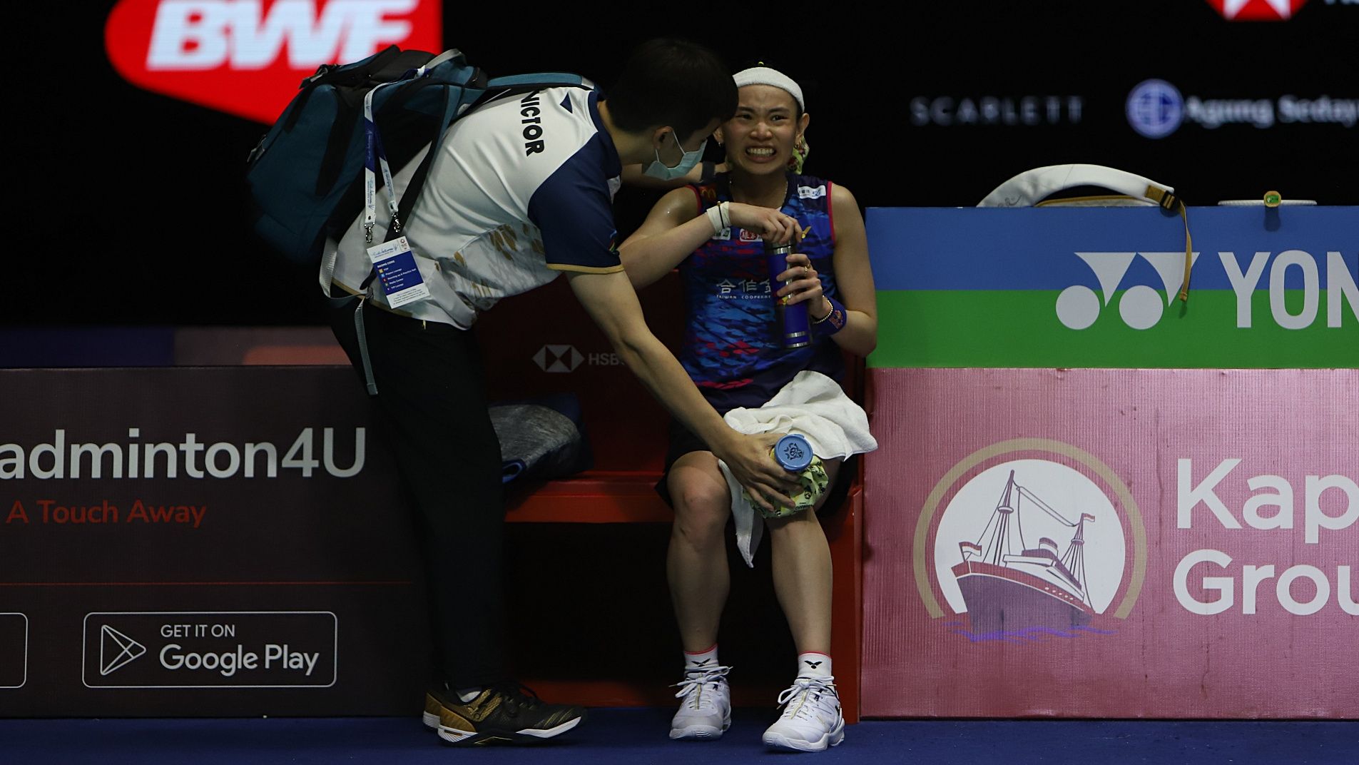 Setelah melewati perjuangan berat, Tai Tzu Ying sukses membalik keadaan dan akhirnya memenangi partai final tunggal putri Indonesia Open 2022 dengan skor 21-23, 21-6, 21-15.