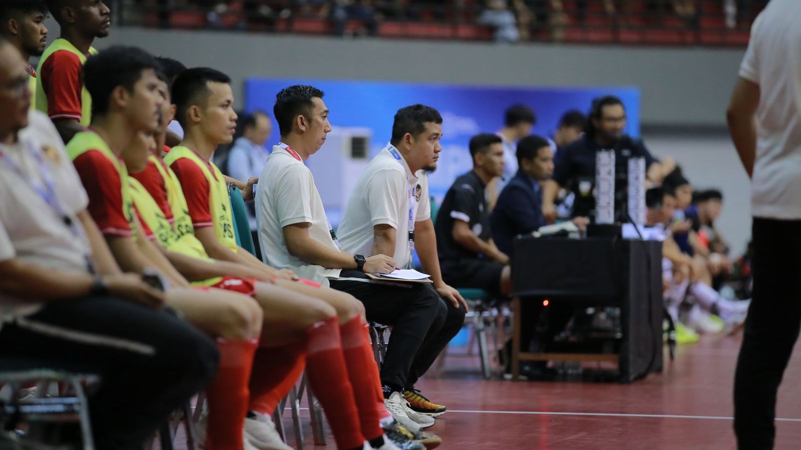 Manajer timnas futsal Indonesia, Dimas Bagus (baju putih di ujung), menyaksikan laga melawan Korea Selatan dari bangku cadangan pada MNC International Futsal Cup 2022 di GOR Amongrogo, Yogyakarta, 6 September 2022.