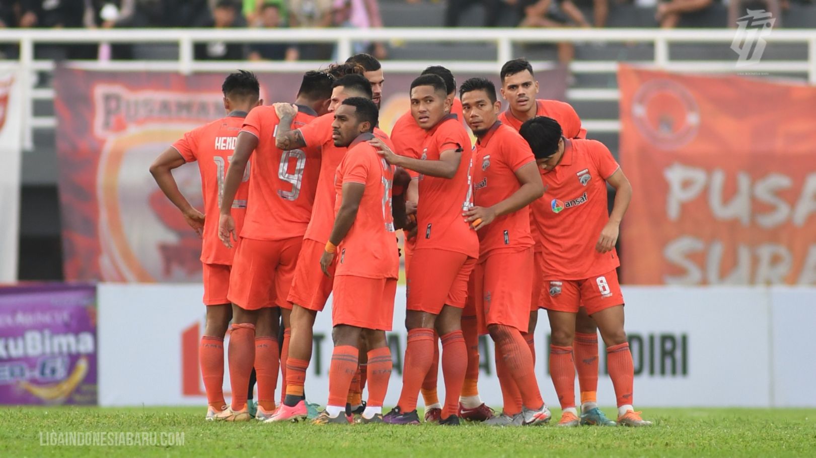 Para pemain Borneo FC sebelum memulai laga kontra Persib di Stadion Segiri dalam laga Liga 1 2022-2023, 7 Agustus 2022.