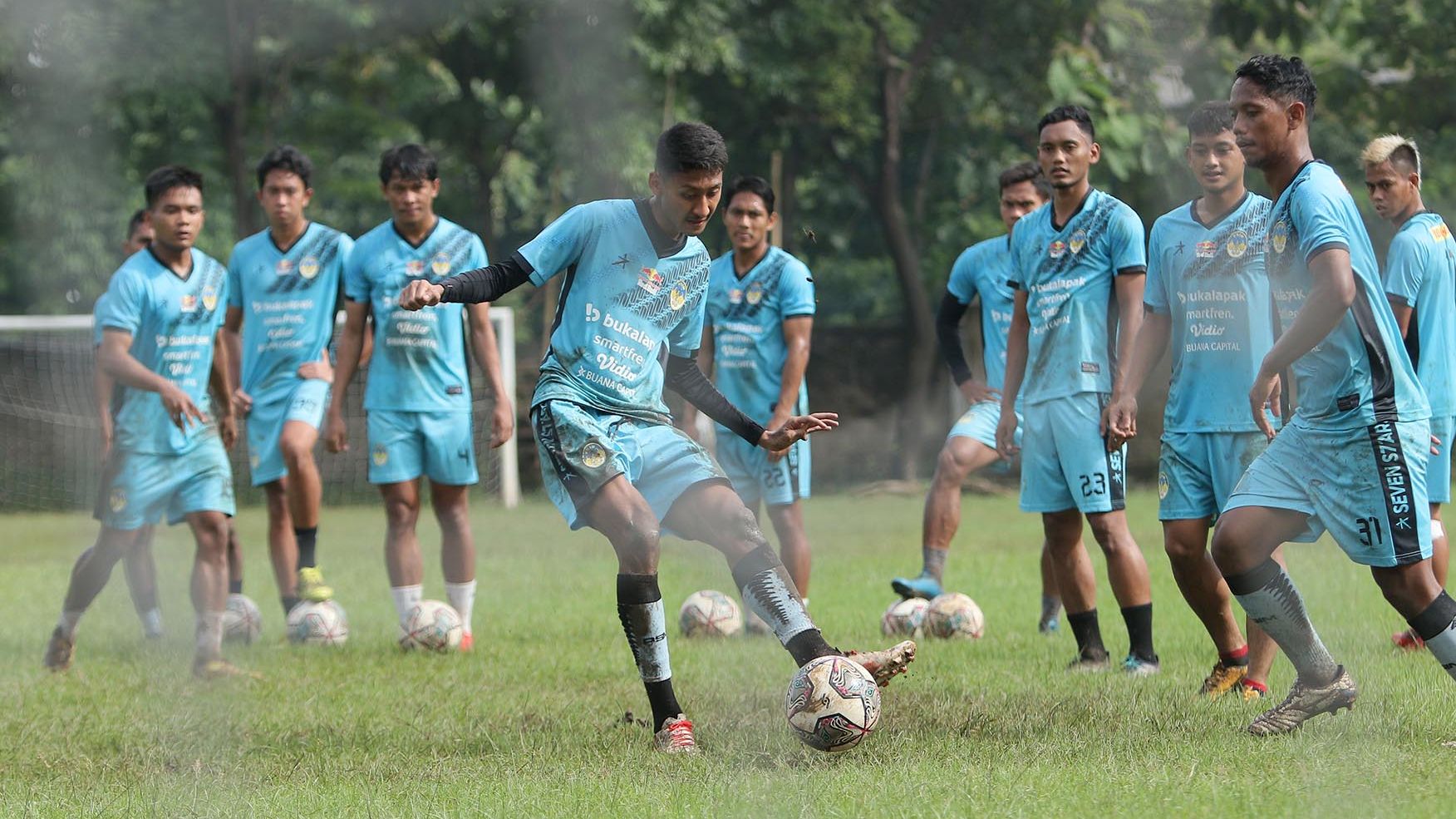 Pemain PSIM Yogyakarta, Arif Satya Yudha Alkanza, tengah mengeksekusi bola mati dalam sebuah sesi latihan tim.