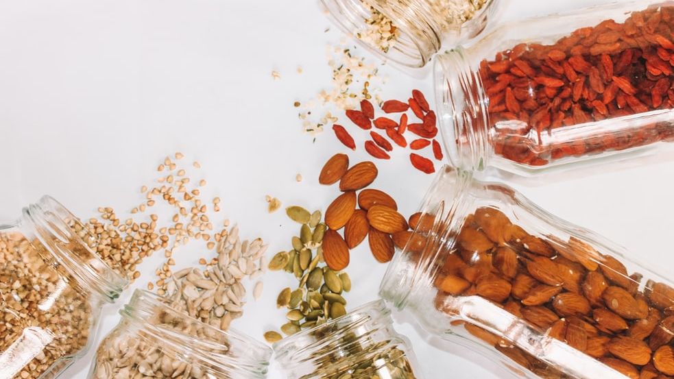 Ilustrasi kacang-kacangan dan oats sebagai makanan yang bisa turunkan kolestrol. 