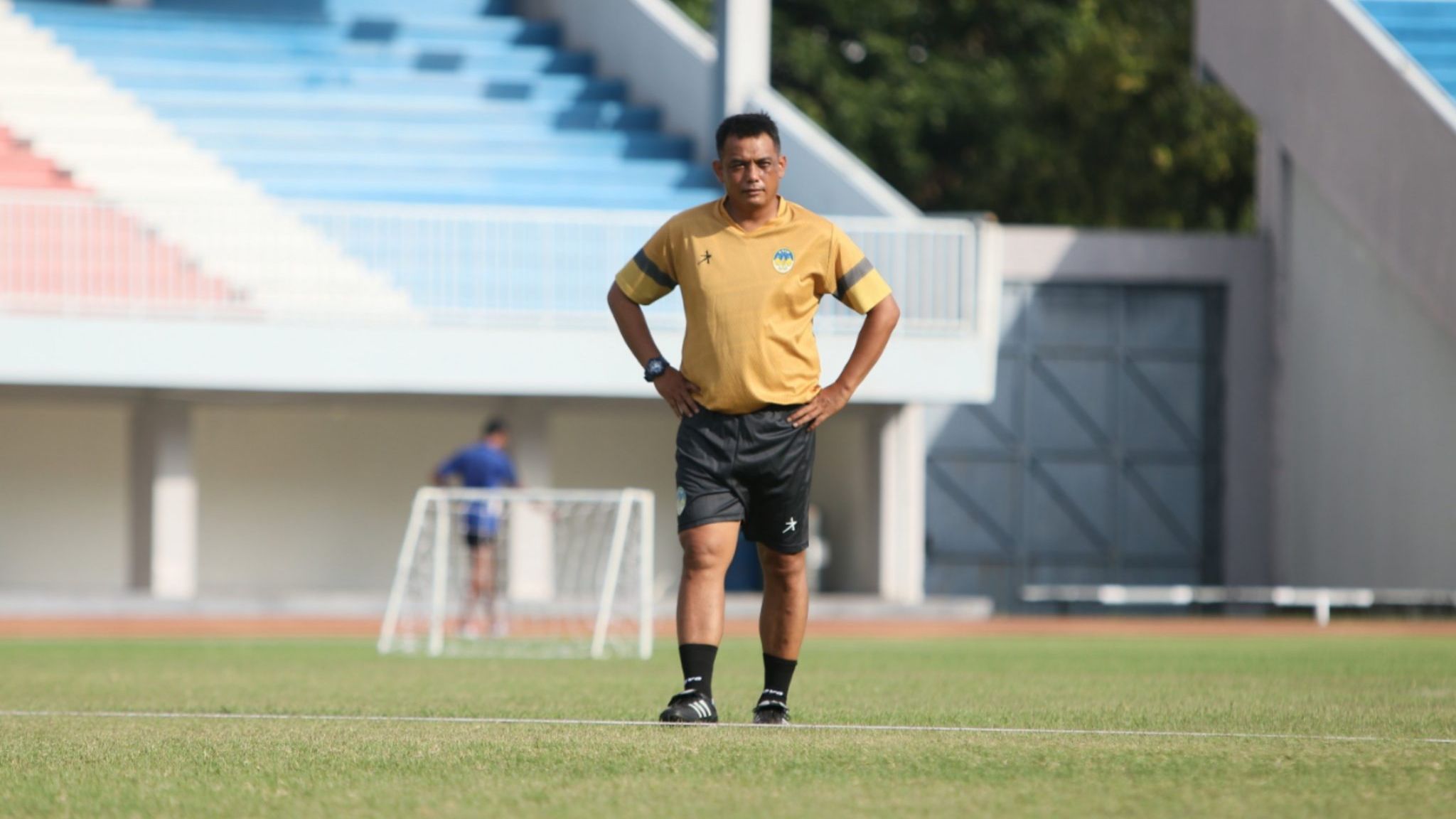 Erwan Hendarwanto memimpin latihan PSIM Yogyakarta setelah ditunjuk sebagai pelatih kepala baru menggantikan Imran Nahumarury, September 2022.
