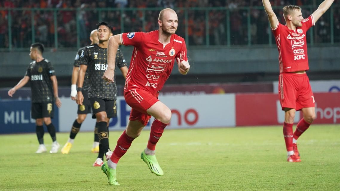 Pemain asing Michael Krmencik (tengah) merayakan golnya untuk Persija Jakarta saat melawan Bhayangkara FC pada pekan kedelapan Liga 1 2022-2023 di Stadion Patriot Candrabagha, Bekasi, 3 September 2022.
