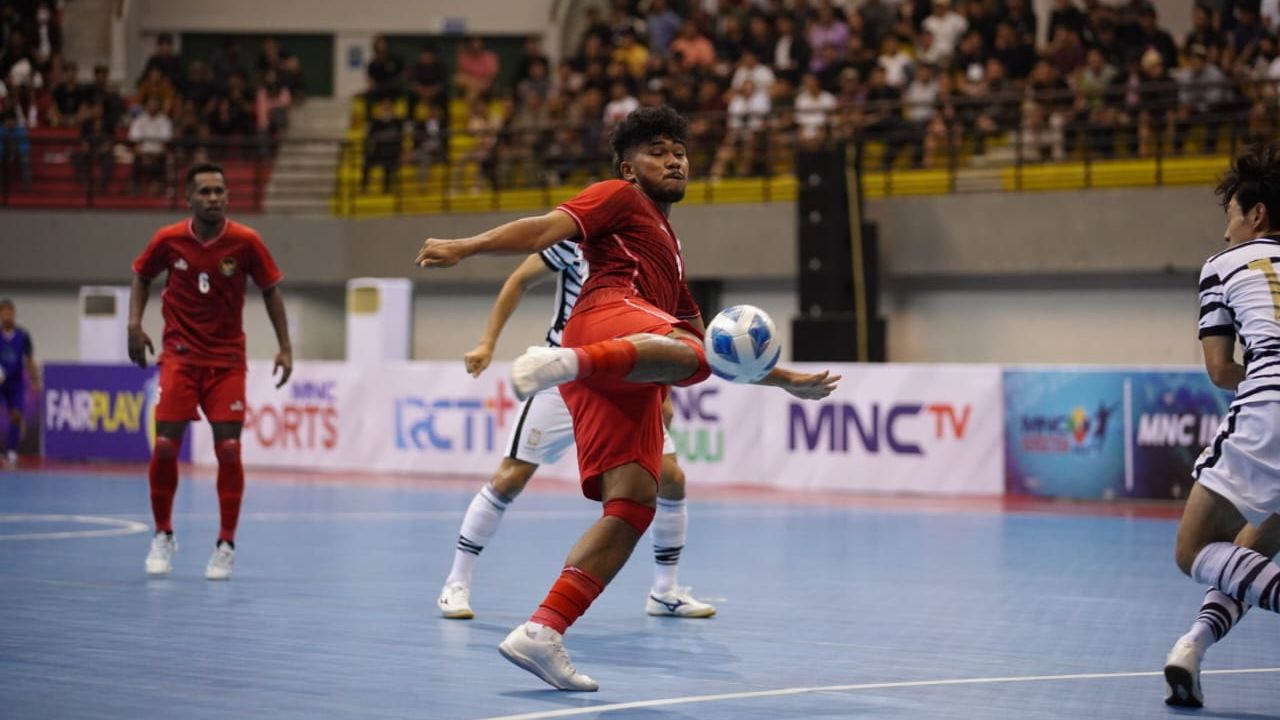 Evan Soumilena (tengah) hendak menendang bola saat membela timnas futsal Indonesia vs Korea Selatan pada MNC International Futsal Cup 2022 di GOR Amongrogo, Yogyakarta, 6 September 2022.