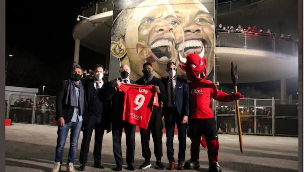 Samuel Eto'o menjadi tamu kehormatan di laga Mallorca vs Barcelona untuk menghadiri pembukaan mural dirinya. 