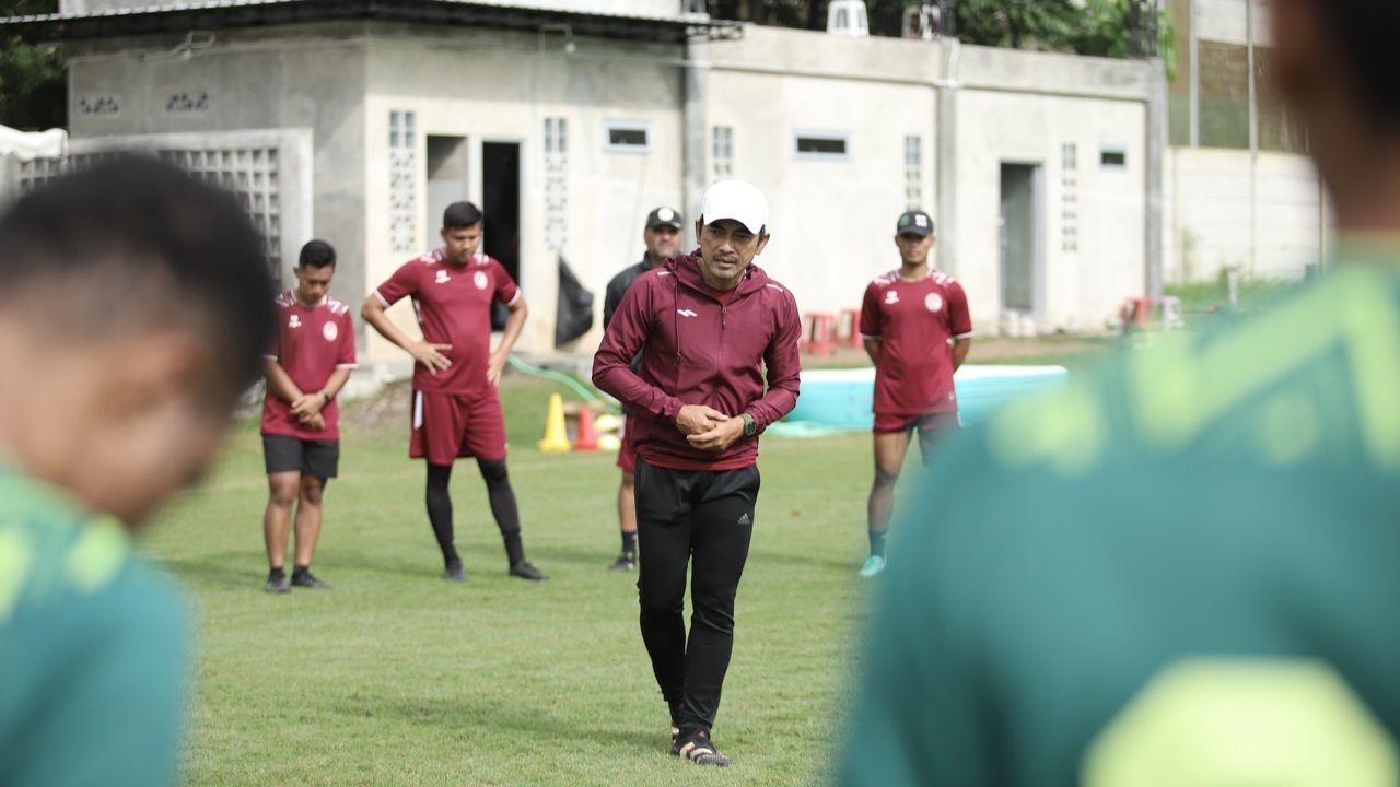 Seto Nurdiyantoro (tengah) saat memimpin latihan PSS Sleman di Lapangan Pakembinangun, Sleman, 24 November 2022.