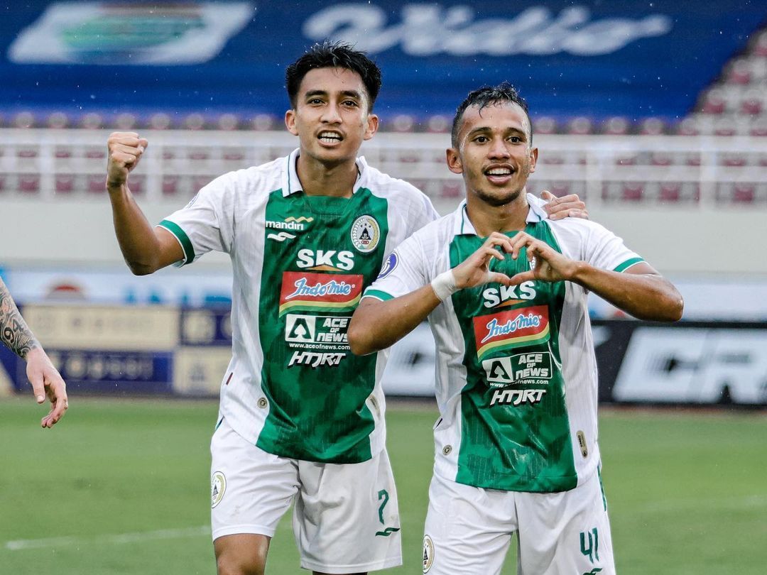 Irfan Jaya merayakan golnya ke gawang Borneo FC di Stadion Manahan, Solo.