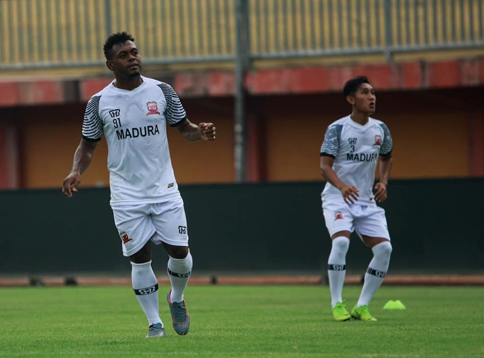 Winger Madura United, David Laly (kiri) dalam sesi latihan timnya awal Maret 2020.