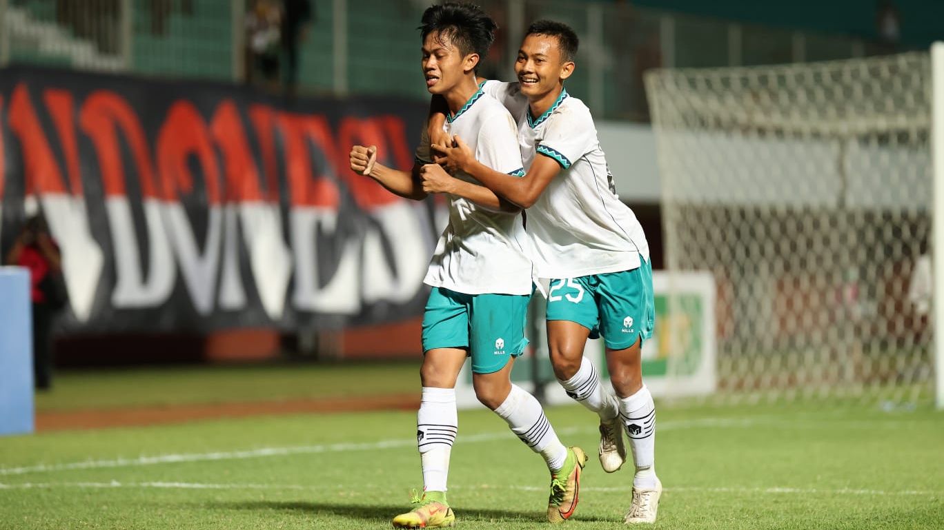 Muhammad Kafiatur Rizky (kiri) merayakan golnya untuk timnas U-16 Indonesia bersama Riski Afrisal ke gawang Singapura pada Piala AFF U-16 2022 di Stadion Maguwoharjo, Sleman, 3 Agustus 2022.