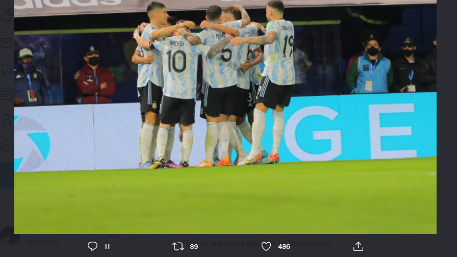 Para pemain Argentina merayakan gol pembuka ke gawang Venezuela, Sabtu (26/3/2022).