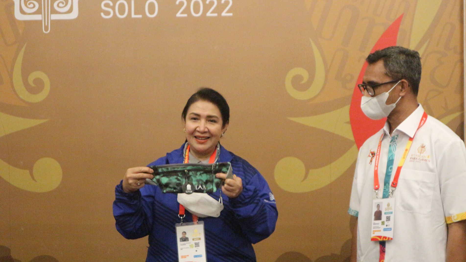Sekjen APSF, Senior Colonel Dr. Wandee Tosuwan (jaket biru), saat meninjau langsung media center utama ASEAN Para Games 2022 yang terletak di Hotel Swiss-Bellin Saripetojo, Solo pada Jumat (29/7/2022).