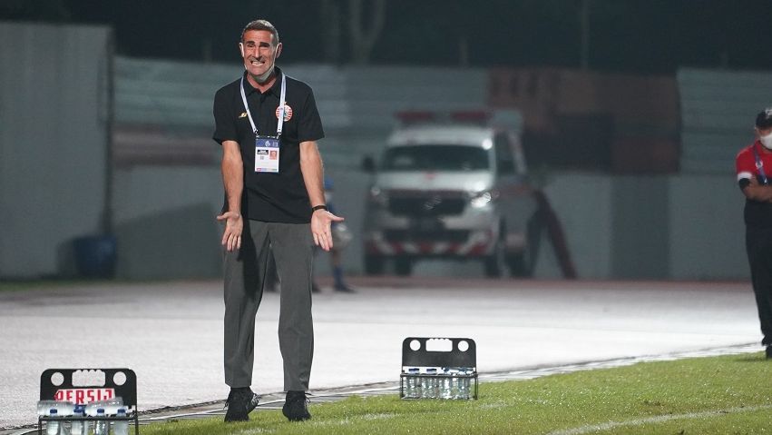 Ekspresi pelatih Persija, Angelo Alessio saat timnya bersua Madura United dalam laga pekan kedelapan Liga 1 2021-2022, 22 Oktober 2021.