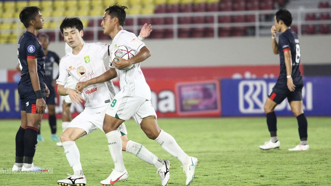Samsul Arif (bawa bola) disambut rekannya, Taisei Marukawa seusai mencetak gol bagi Persebaya ke gawang Arema FC dalam laga pekan ke-11 Liga 1 2021-2022, 6 November 2021.