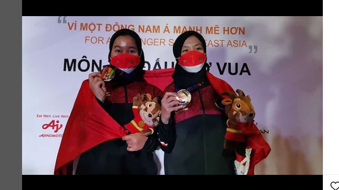 Pecatur putri Indonesia, IM Medina Warda Aulia (kiri) dan WIM Ummi Fisabilillah berpose dengan medali emas catur rapid putri SEA Games Hanoi 2021.