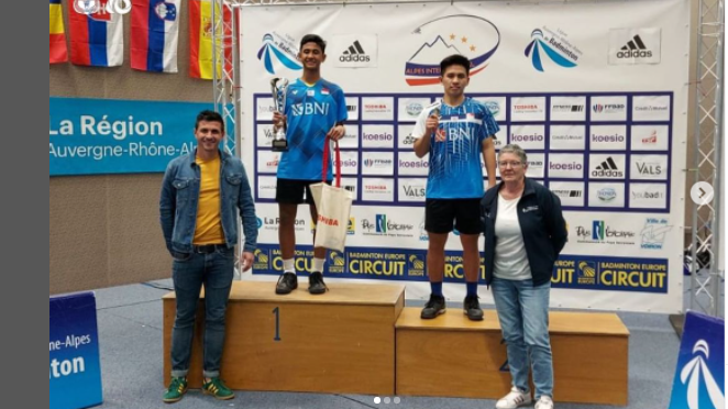Alwi Farhan (kedua dari kiri) dan Bodhi Ratana Teja Gotama (kedua dari kanan) berdiri di podium Alpes International U-19 2022.