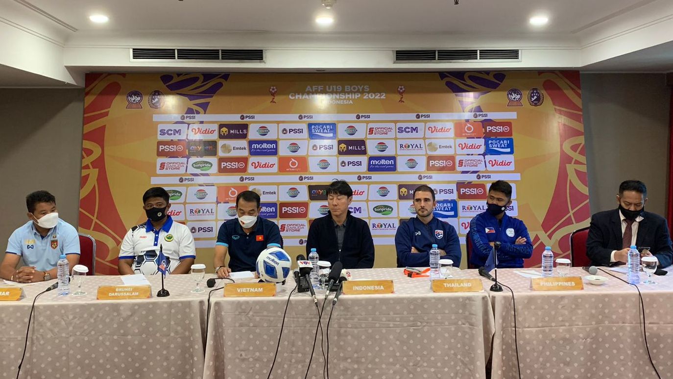 Para pelatih kepala dari enam tim peserta di Grup A Piala AFF U-19 2022 (kecuali yang berdasi), termasuk pelatih timnas U-19 Indonesia, Shin Tae-yong (jaket hitam), pada konferensi pers sebelum turnamen di Jakarta, 1 Juli 2022.