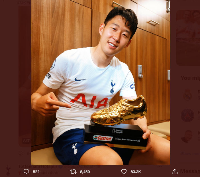 Penyerang Tottenham Hotspur Son Heung-min memamerkan trofi golden boot Liga Inggris 2021-2022. 