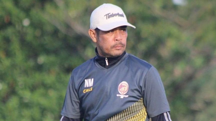 Pose Nil Maizar saat memimpin latihan skuad Sriwijaya FC, Mei 2021
