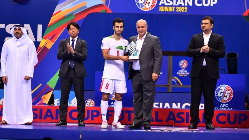 Pemain timnas futsal Iran, Moslem Oladghobad (8), dianugerahi penghargaan gelar pemain terbaik atau Most Valuable Player Piala Asia Futsal 2022 di Kuwait, Oktober 2022.