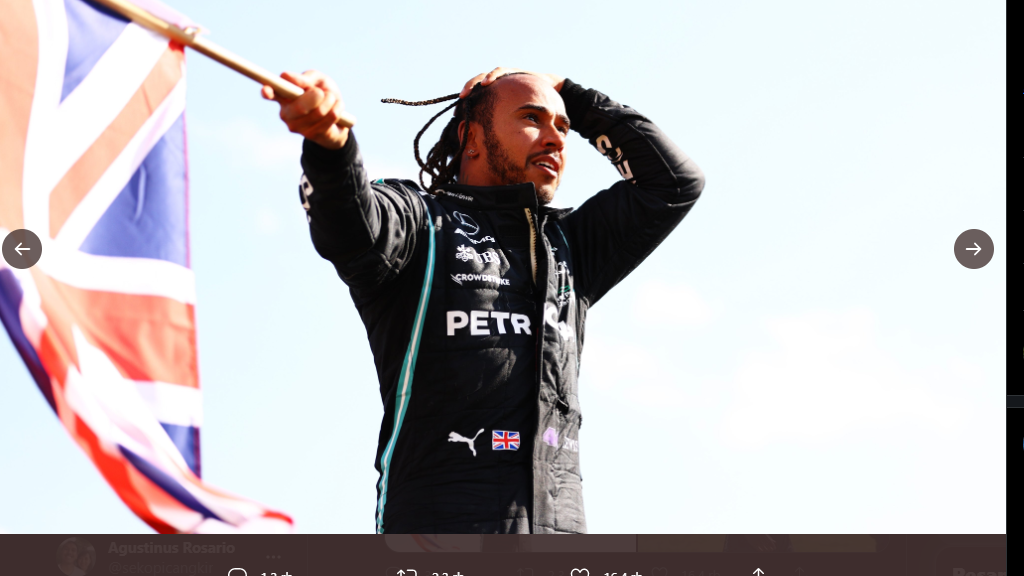 Lewis Hamilton berselebrasi usai memenangi F1 GP Inggris 2021.