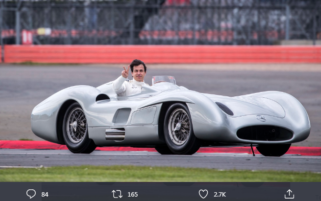 Prinsipal Tim Mercedes AMG Petronas F1, Toto Wolff, berada di kokpit Mercedes-Benz W196 &quot;Type Monza&quot; yang diturunkan dalam Formula 1 1954 dan 1955. 