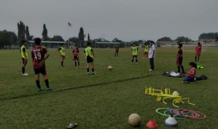 Para pemain Tribakti Yudha berlatih untuk persiapan Liga TopSkor U-13 musim 2022-2023.