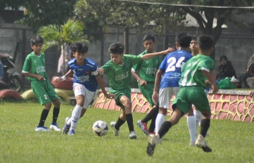 Duel antara pemain Farmel FC (biru) dengan Tunas Bogor (hijau) pada pertandingan pekan pertama Olahbola Ellevate Liga TopSkor  U-13 2022-2023.