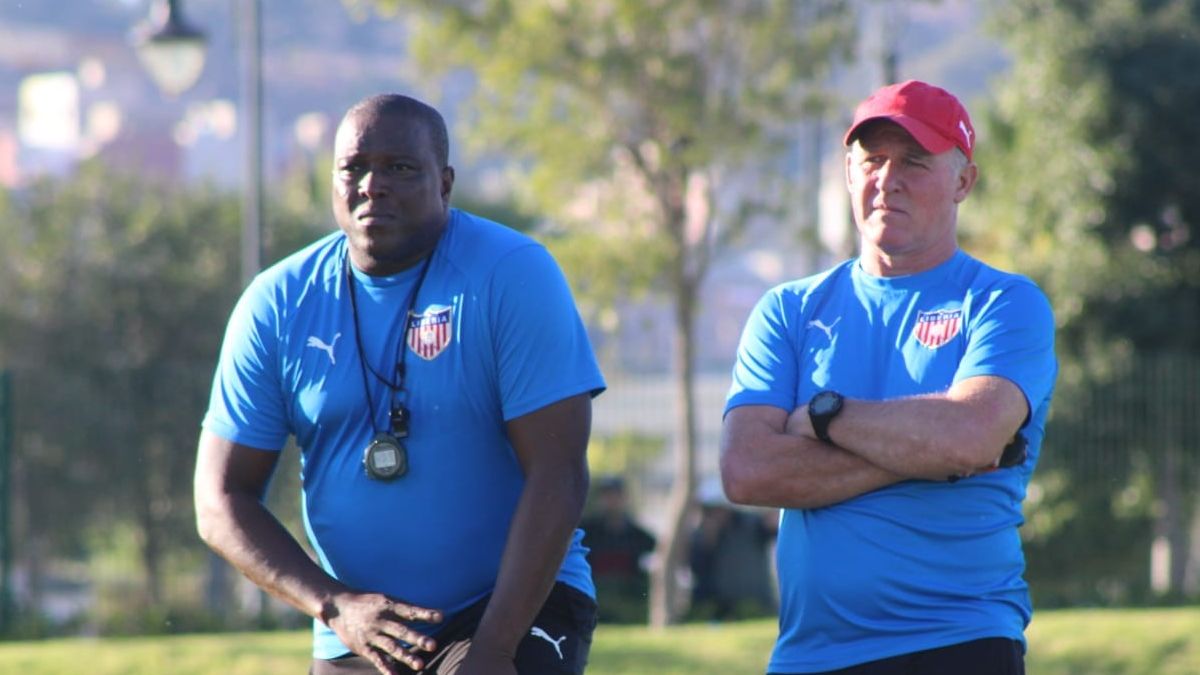 Pelatih timnas Liberia, Peter Butler dan Christopher Wreh, sang asisten pelatih.