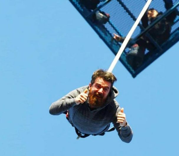 Ilustrasi bungee jumping